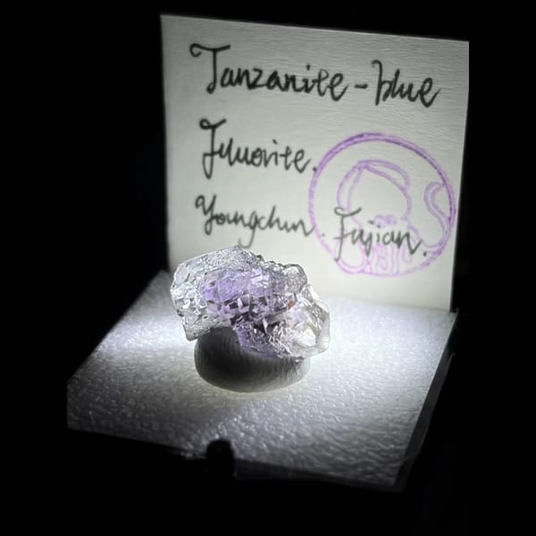 Tanzanite-blue fluorite from Yongchun — alternate view