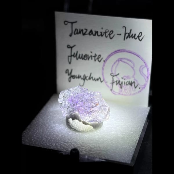 Tanzanite-blue fluorite from Yongchun — alternate view