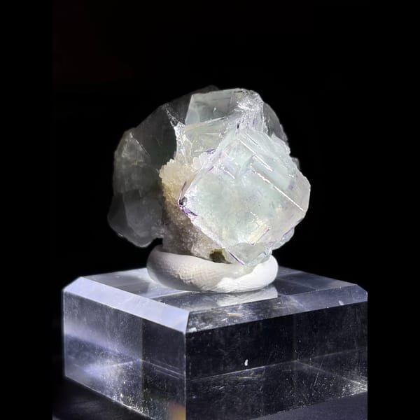 Purple-edged fluorite cube from Guizhou — complete view