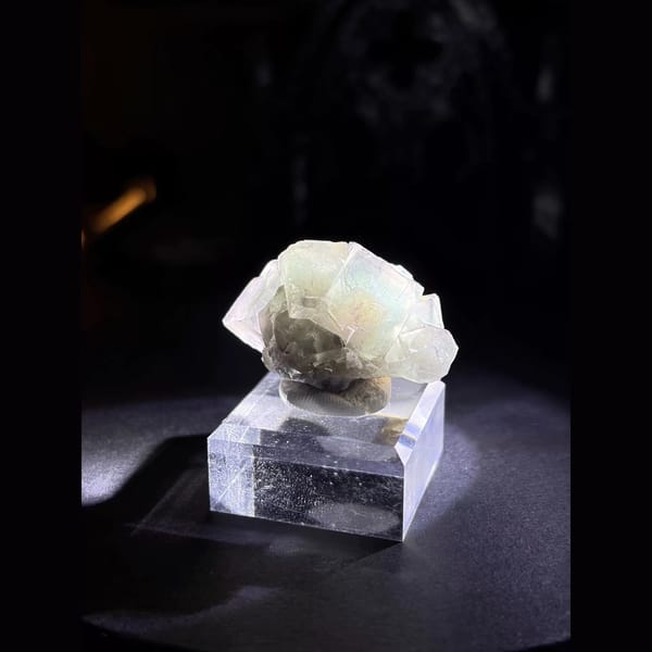 Purple-edged fluorite cube from Guizhou — alternate view