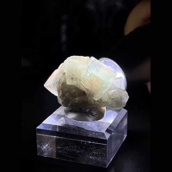 Purple-edged fluorite cube from Guizhou — alternate view