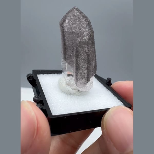 Clear Quartz in Grey Fluorite Yaogangxian 3.2 cm — detail view