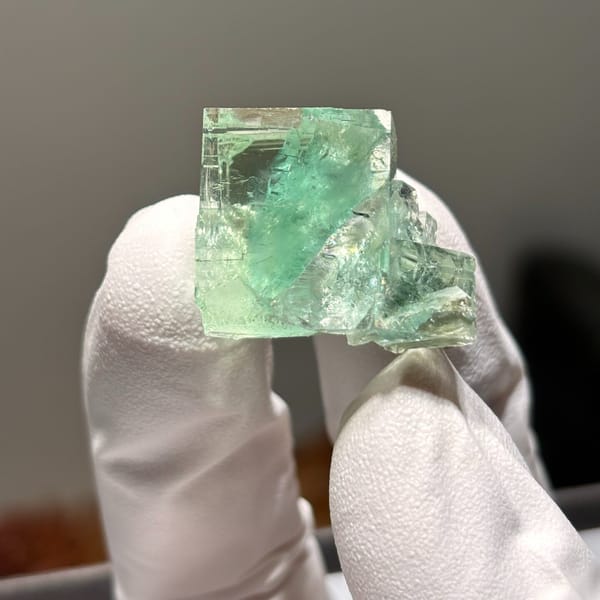 Mining-base Xianghualing fluorite — complete view