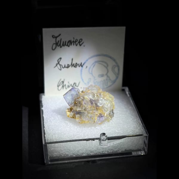 Violet-edged fluorite from Suzhou — complete view