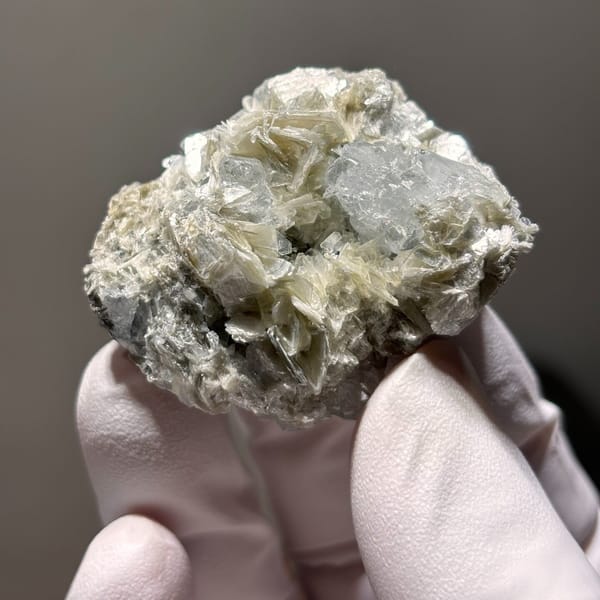 Xuebaoding aquamarine with mica B — complete view