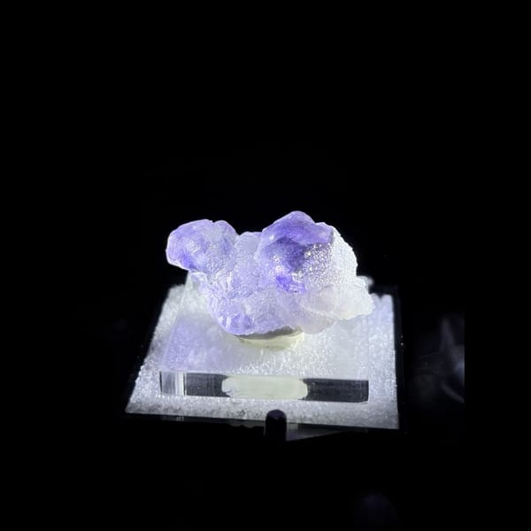 Icy blue-violet fluorite from Yongchun — complete view