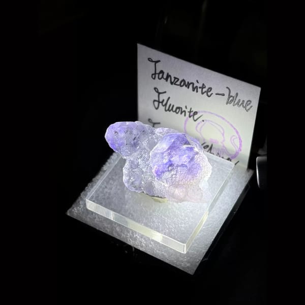 Icy blue-violet fluorite from Yongchun — alternate view