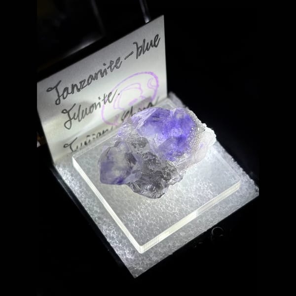 Icy blue-violet fluorite from Yongchun — detail view