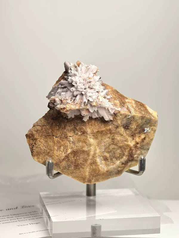 Complete reverse view showing the creedite cluster across the broad matrix