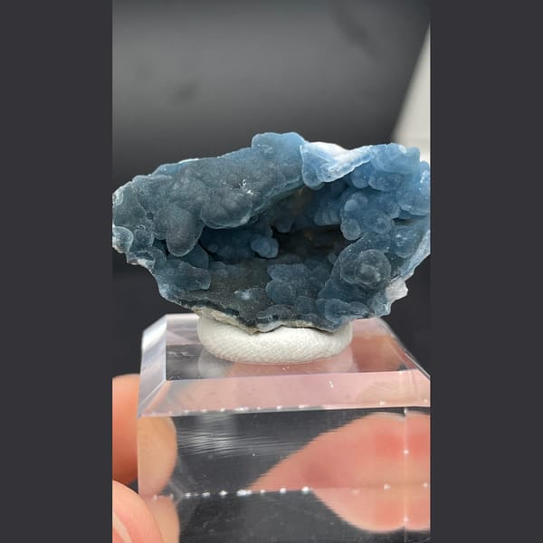 Blue plumbogummite bowl from Guangxi — detail view