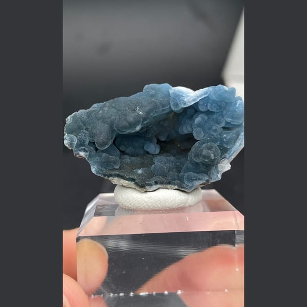 Blue plumbogummite bowl from Guangxi — detail view