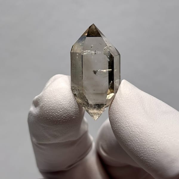 DT Yunnan quartz W — complete view