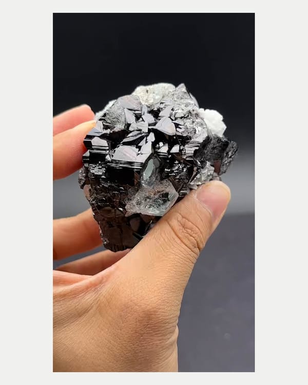 Complete right oblique view of cassiterite with aquamarine crystals