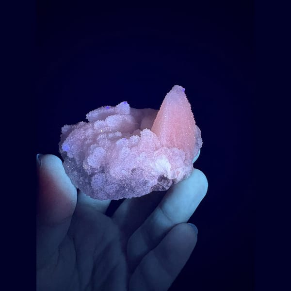 Sparkling quartz pseudomorph after dogtooth calcite with sugary fluorite from Fujian — detail view