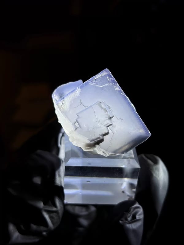 Complete stepped cubic face of the exact Weishan fluorite