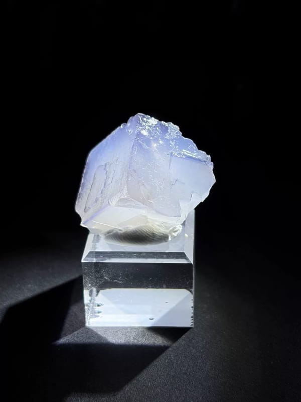 Complete rear-side profile of the porcelain-surface fluorite