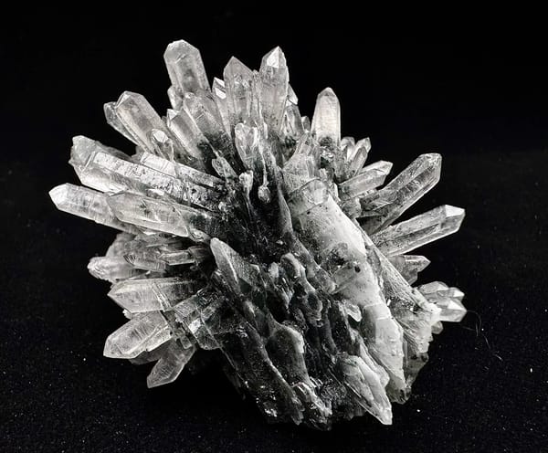 Complete reverse oblique view showing radiating quartz points and chlorite clouds