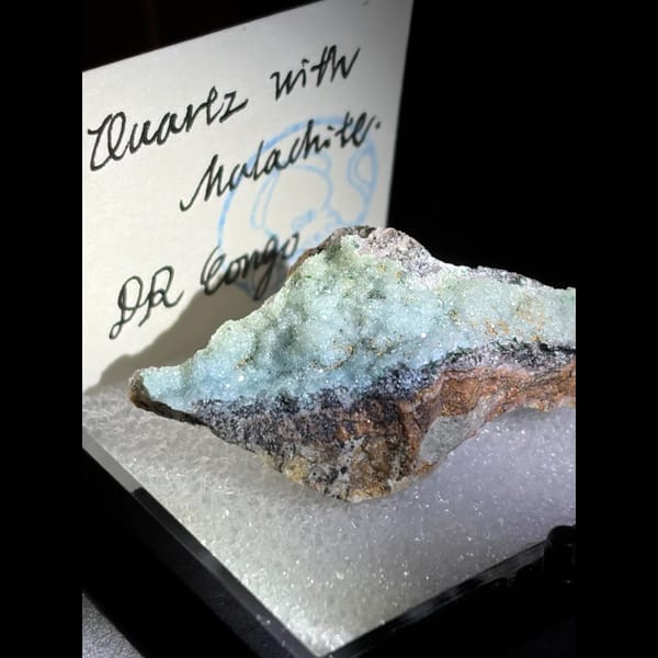 Mint quartz crust with malachite — complete view