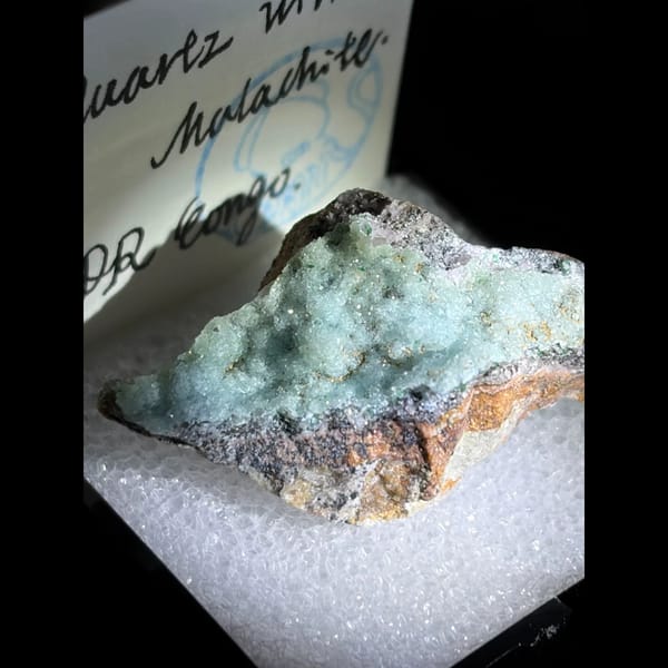 Mint quartz crust with malachite — alternate view