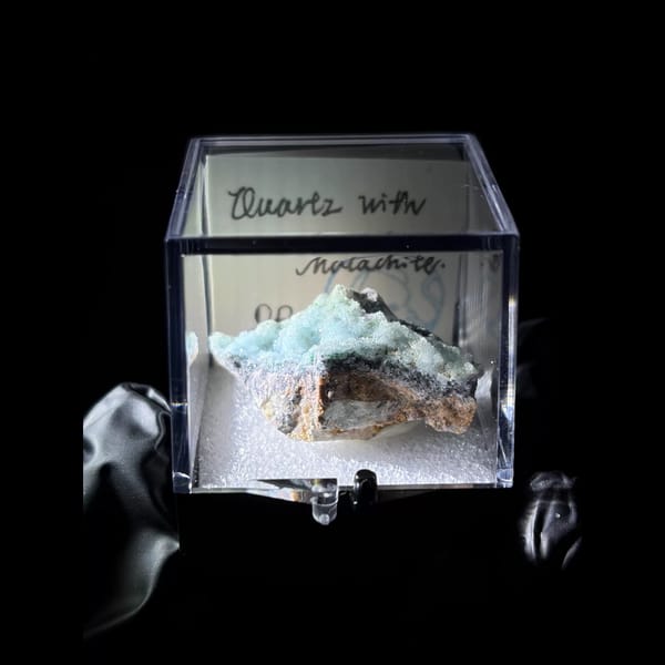 Mint quartz crust with malachite — detail view