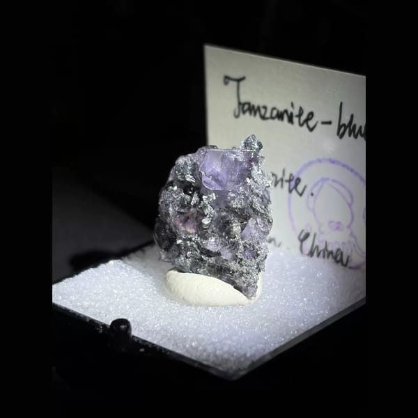 Tanzanite-blue fluorite with quartz — complete view