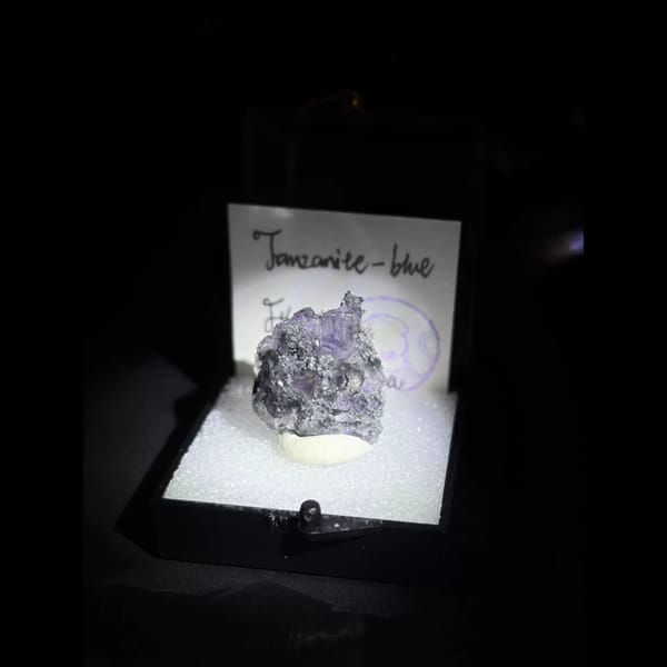 Tanzanite-blue fluorite with quartz — alternate view