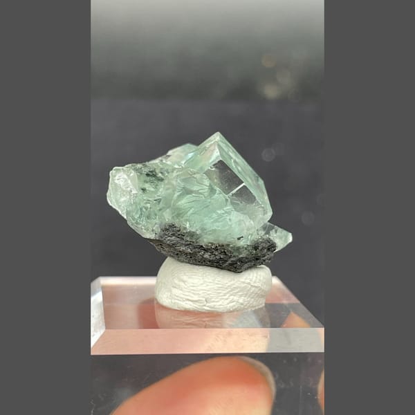 Glassy green blue seaweed fluorite from Hunan — detail view