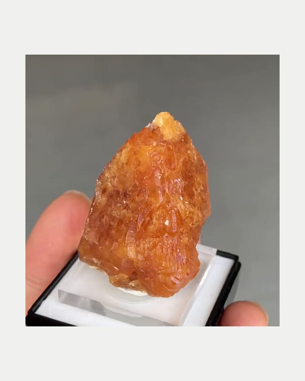 Complete front view of amber-orange Shuijing scheelite crystal