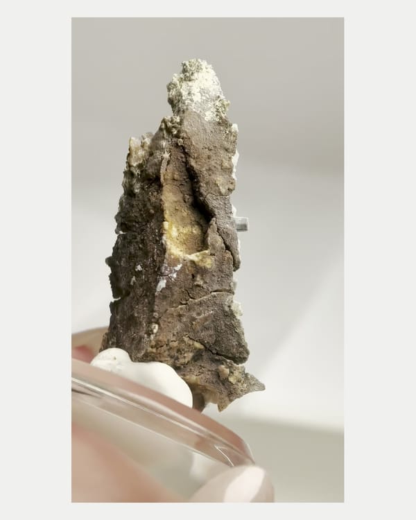 Complete reverse view of Guangxi plumbogummite on matrix