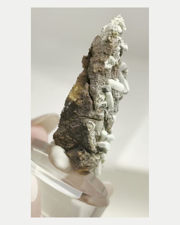 Complete narrow side view of plumbogummite specimen