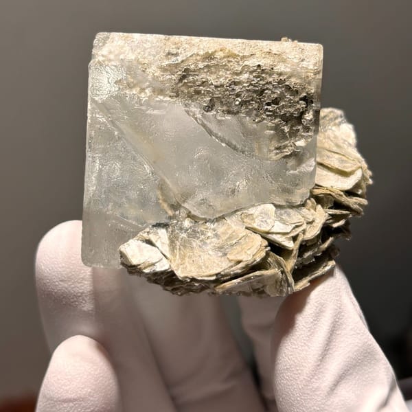 Xuebaoding fluorite with mica — complete view
