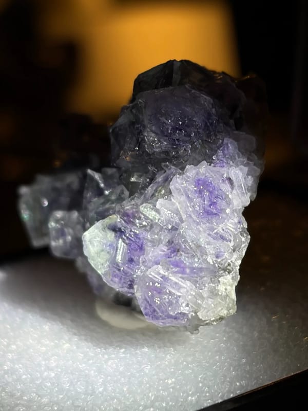 Complete side profile of the blue-purple fluorite and quartz cluster