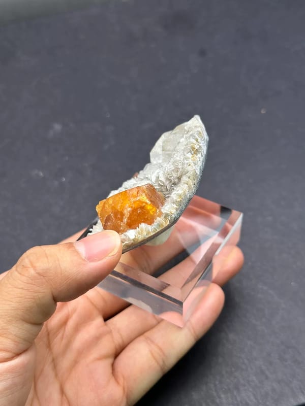 Complete edge-on view of scheelite above the thin mica-covered specimen