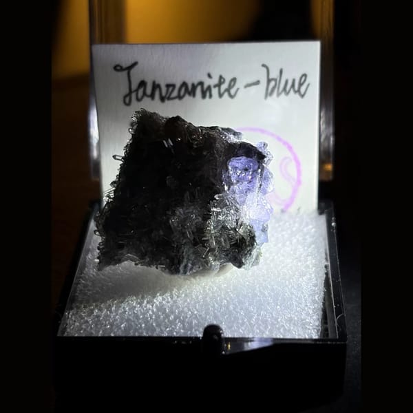 Tanzanite-blue fluorite with needle quartz — complete view