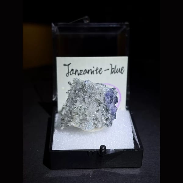 Tanzanite-blue fluorite with needle quartz — alternate view
