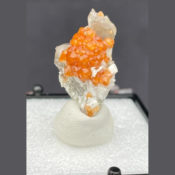 Fanta-orange garnet with quartz from Fujian — complete view