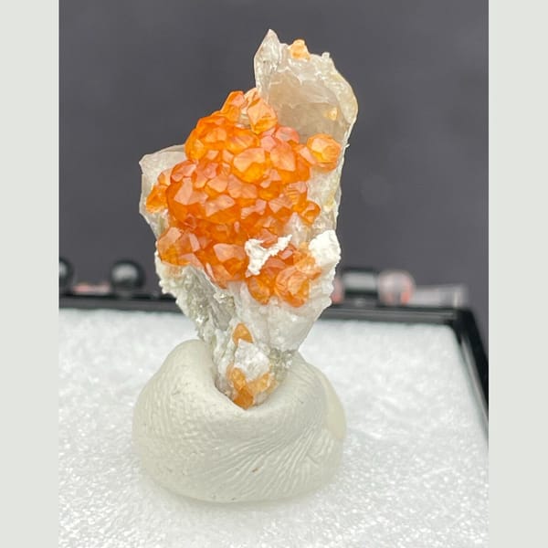 Fanta-orange garnet with quartz from Fujian — detail view