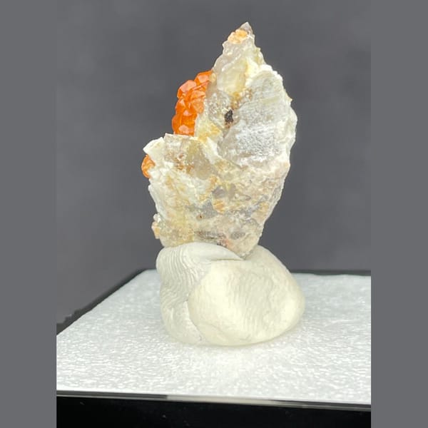 Fanta-orange garnet with quartz from Fujian — detail view