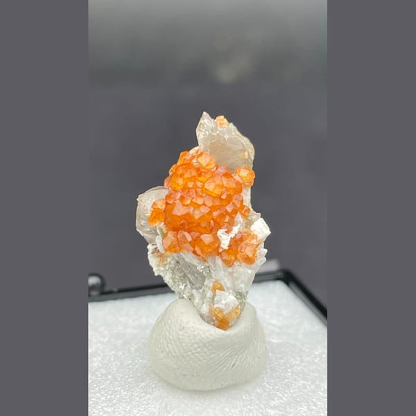 Fanta-orange garnet with quartz from Fujian — detail view