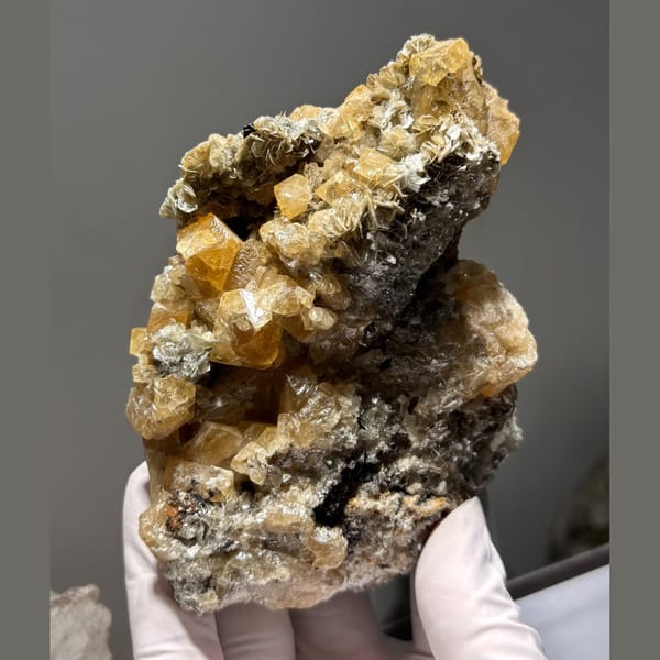 Xuebaoding scheelite with mica — complete view