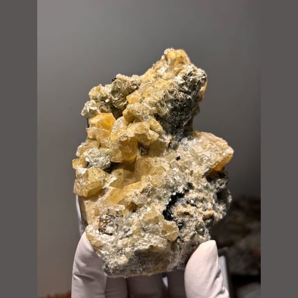 Xuebaoding scheelite with mica — alternate view