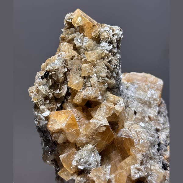 Xuebaoding scheelite with mica — alternate view