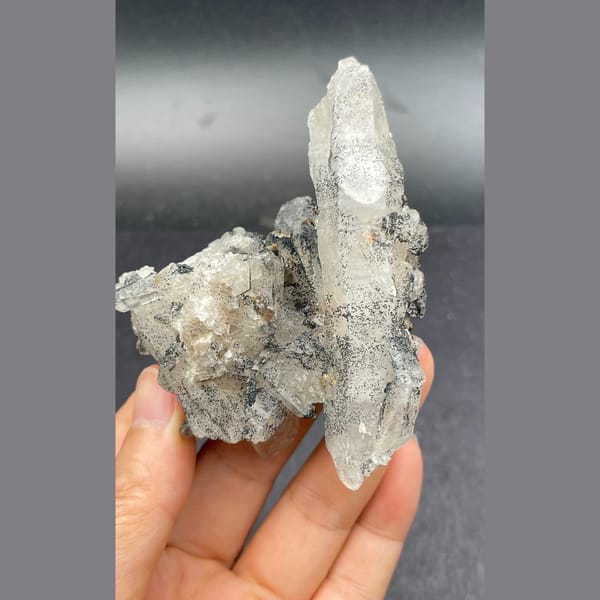 Large old-stock quartz cluster from Hubei — alternate view