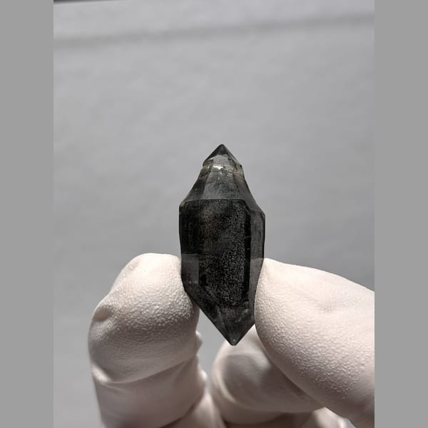 Starry sparkle DT quartz Guizhou 3.4 cm — detail view
