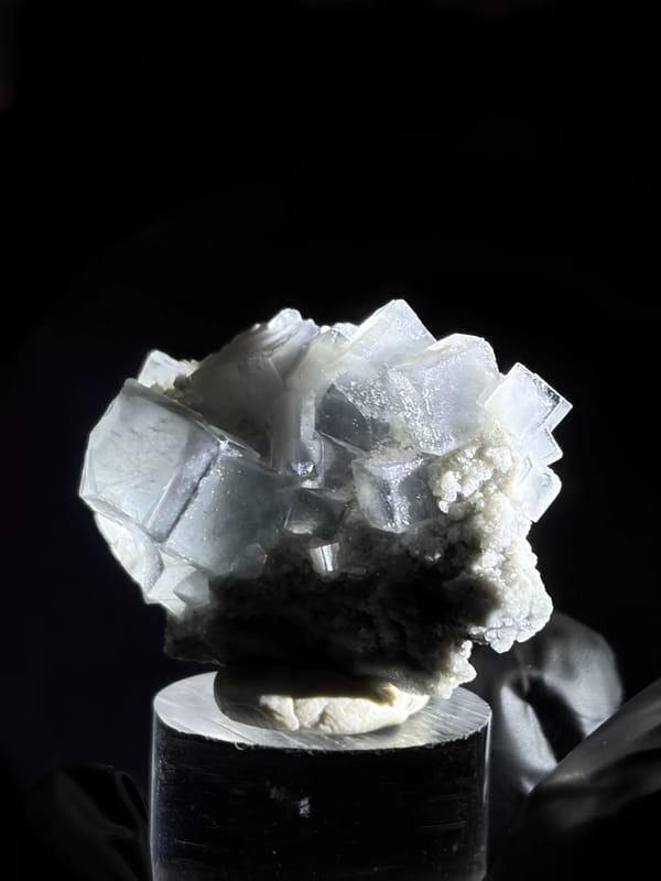 Complete reverse-oblique view of the fluorite and quartz matrix