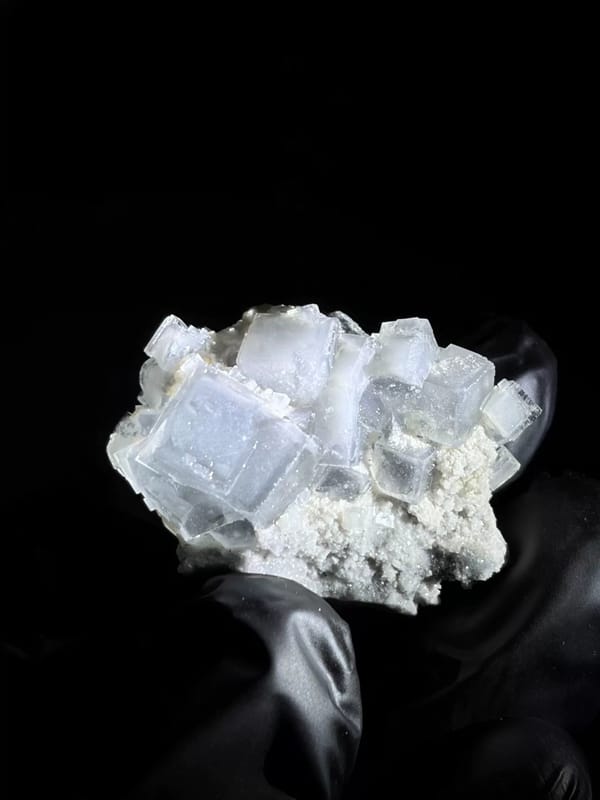 Complete handheld alternate face of the exact fluorite cluster