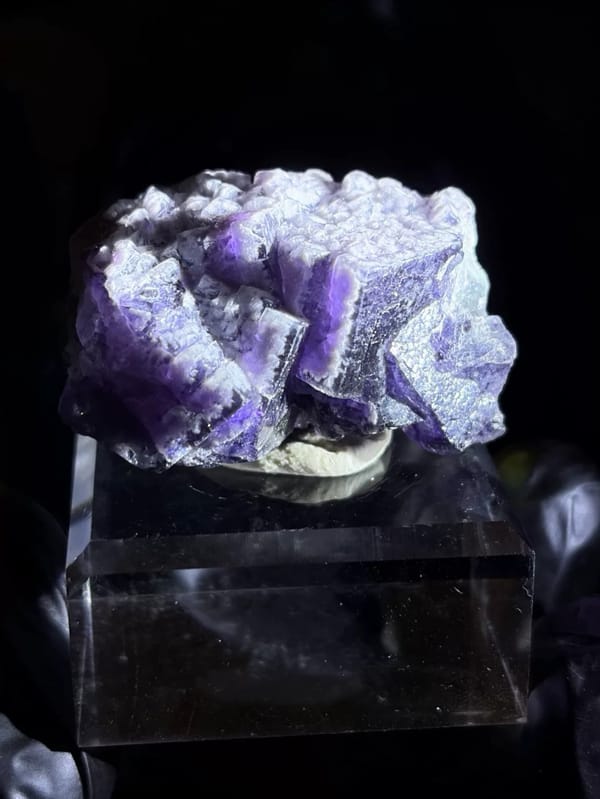 Complete front view of purple-rim fluorite with white micro quartz