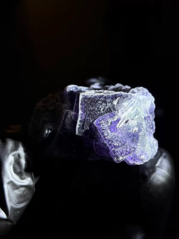 Complete right-face view of the purple-rim fluorite specimen