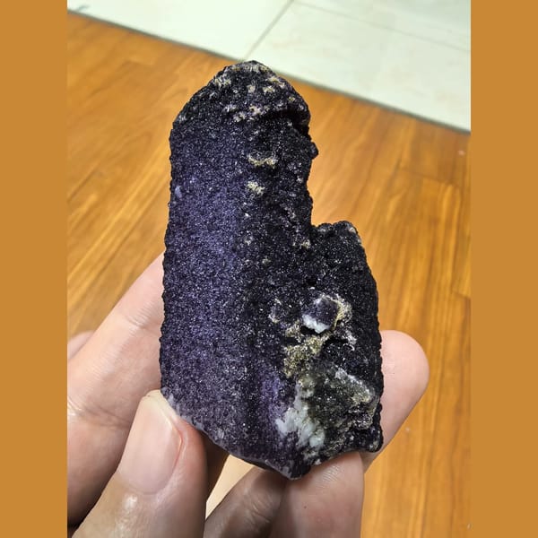 Purple-skinned quartz — complete view