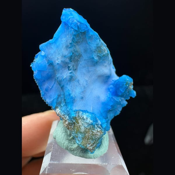 Leaf-shaped vivid blue allophane with gibbsite from Qinglong — alternate view